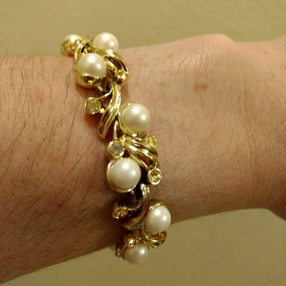 Vtg Sarah Conentry faux pearl/Rhinestones bracelet